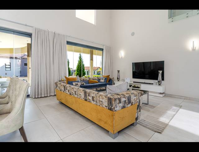 5 BEDROOM HOUSE FOR SALE IN BLUE VALLEY GOLF ESTATE